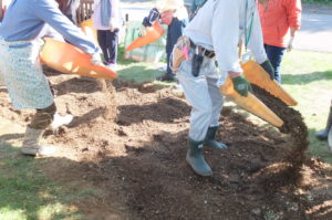 花壇に土を補充する様子