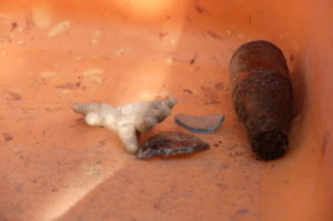 花壇を掘り起こしたら人形の手や瓶なども出て来ました。