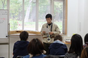 屋内で球根について学ぶ様子