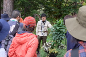 コンテナをみんなで観察する様子