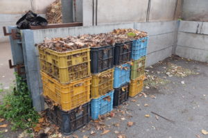 コンテナを積み上げた様子