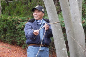 男結びの結び方を説明している様子