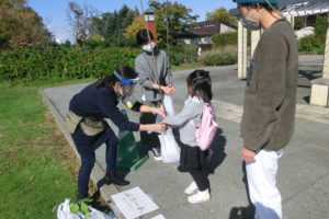 エゾヤマザクラの苗木を引き換える様子