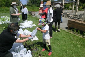 記念樹引換の様子