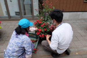 一人一人に切り戻し箇所等を教えている様子