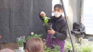 「植物の基礎知識」講師の庵原英郎さん