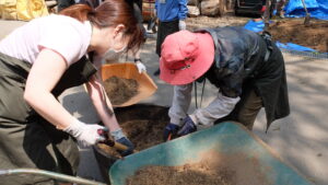 土を入れ替える様子