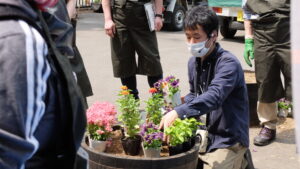 「コンテナガーデンづくり」講師の岡田主任