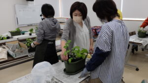 配置を確認してもらっている様子