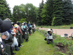 講師の説明を聞いている様子