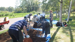 天地返し(表層の土と下層の土の入れ替え)の様子