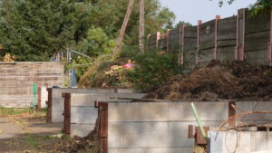 刈り取った草を集め、堆肥化している様子