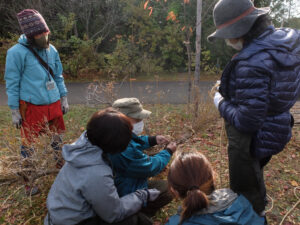 縄の結び方を説明している様子