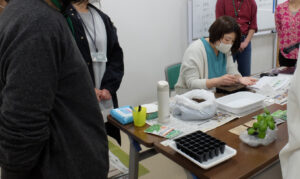 種まきのデモンストレーションの様子 