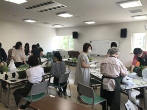 寄せ植えしている様子