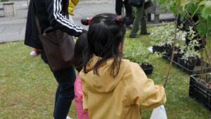 エゾヤマザクラの苗木引換のご家族の様子