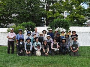 リラの会のみなさんと一緒に記念撮影（都合により加工しています）