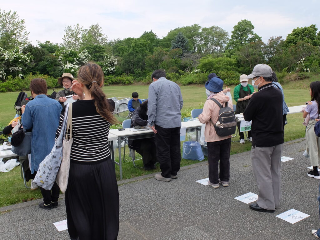 2024年記念樹プレゼントｰ引き換え風景