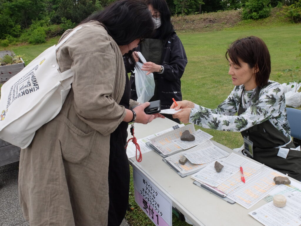 2024年記念樹プレゼントｰ引き換え風景