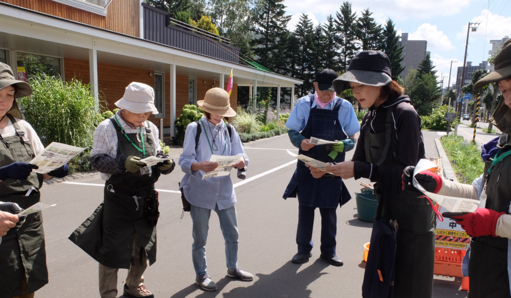 2024年さっぽろまちづくりガーデニング講座＜課外活動＞たねダンゴ花壇メンテナンス第1回目-メンテナンス前の説明風景