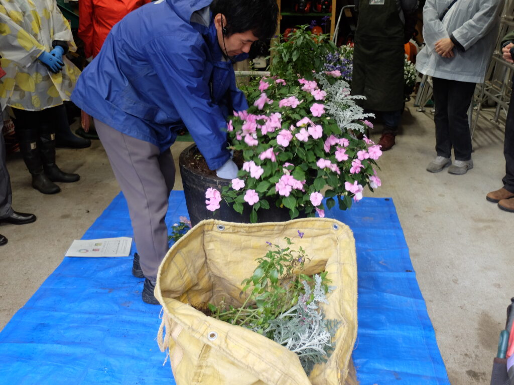 2024年さっぽろまちづくりガーデニング講座第15回目-講師のデモンストレーションの様子