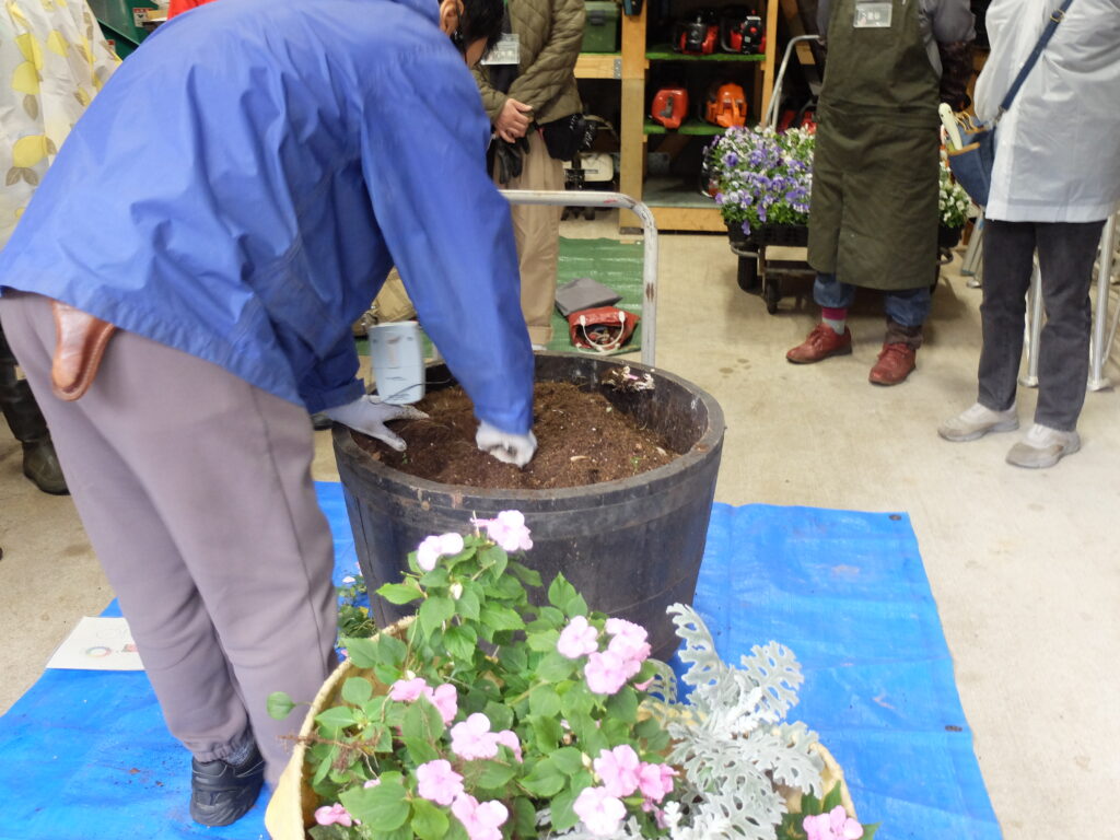 2024年さっぽろまちづくりガーデニング講座第15回目-講師のデモンストレーションの様子