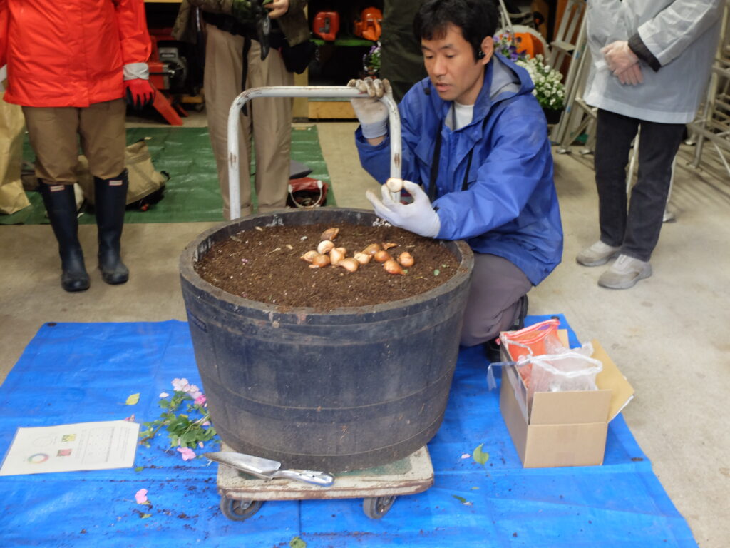 2024年さっぽろまちづくりガーデニング講座第15回目-講師のデモンストレーションの様子