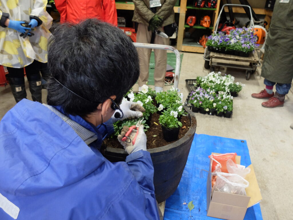 2024年さっぽろまちづくりガーデニング講座第15回目-講師のデモンストレーションの様子