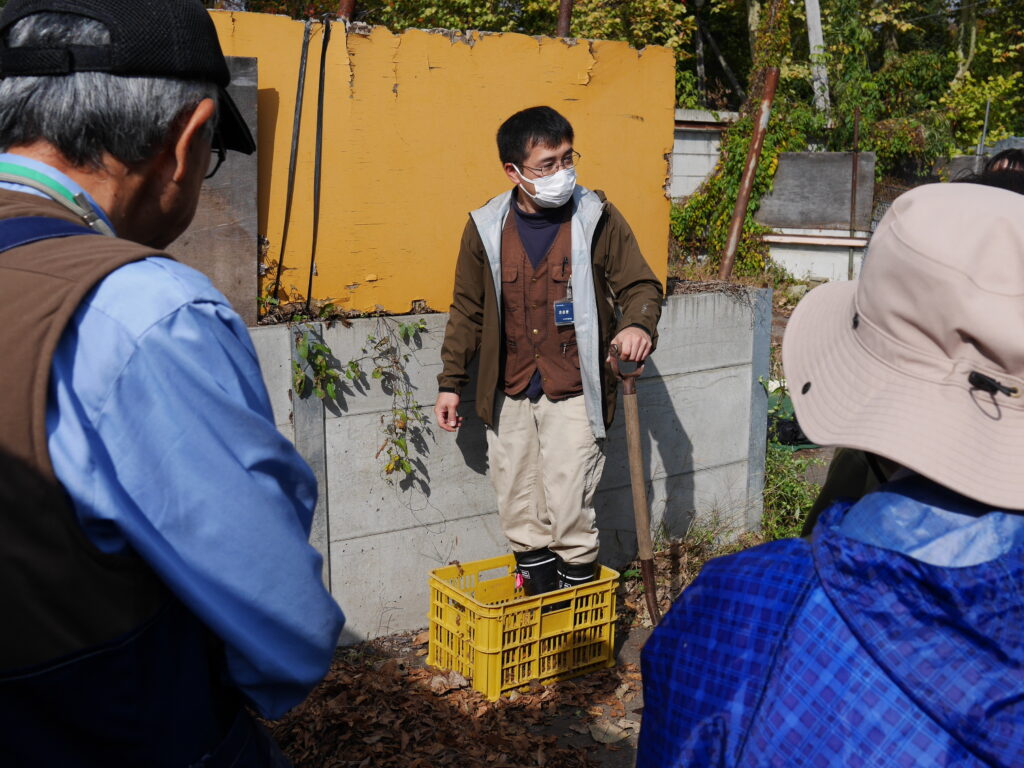 2024年さっぽろまちづくりガーデニング講座第16回目-実習風景（講師のデモンストレーション）