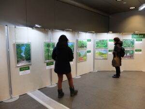 緑の絵を展示している様子