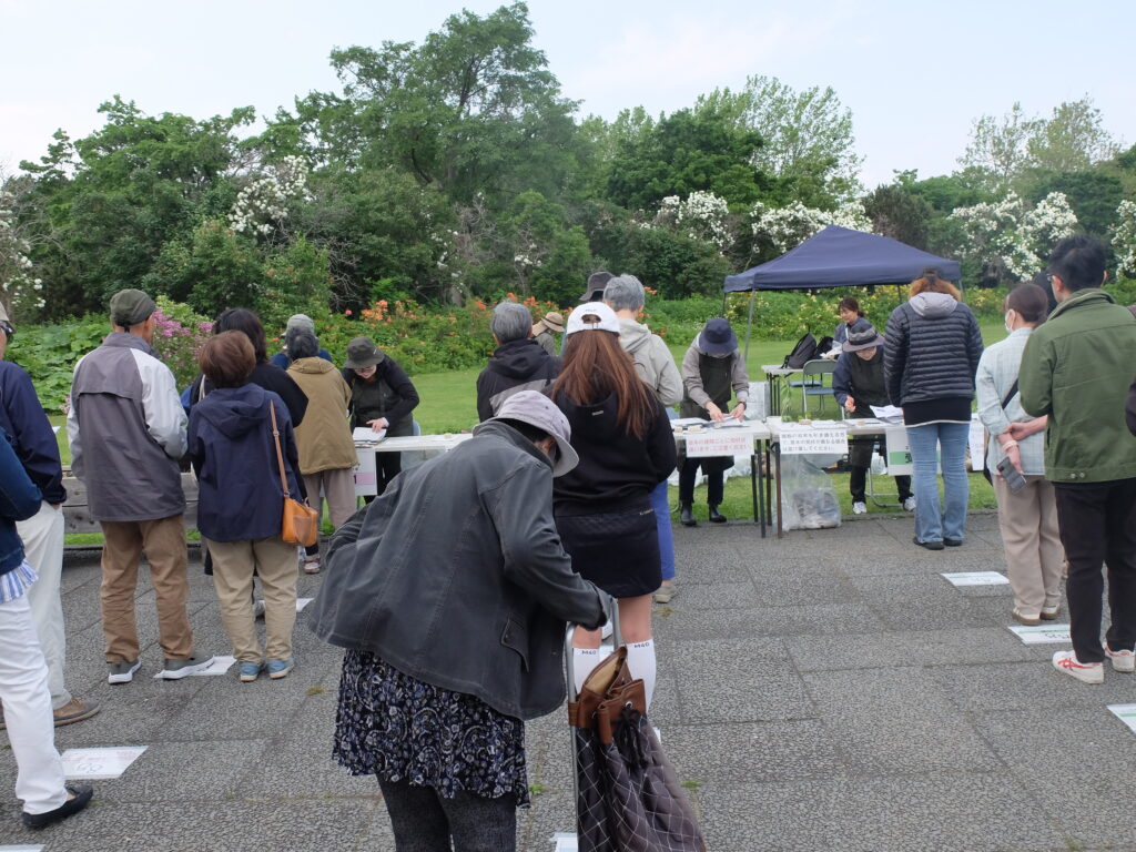 2025年記念樹プレゼント－引き換え会場の様子