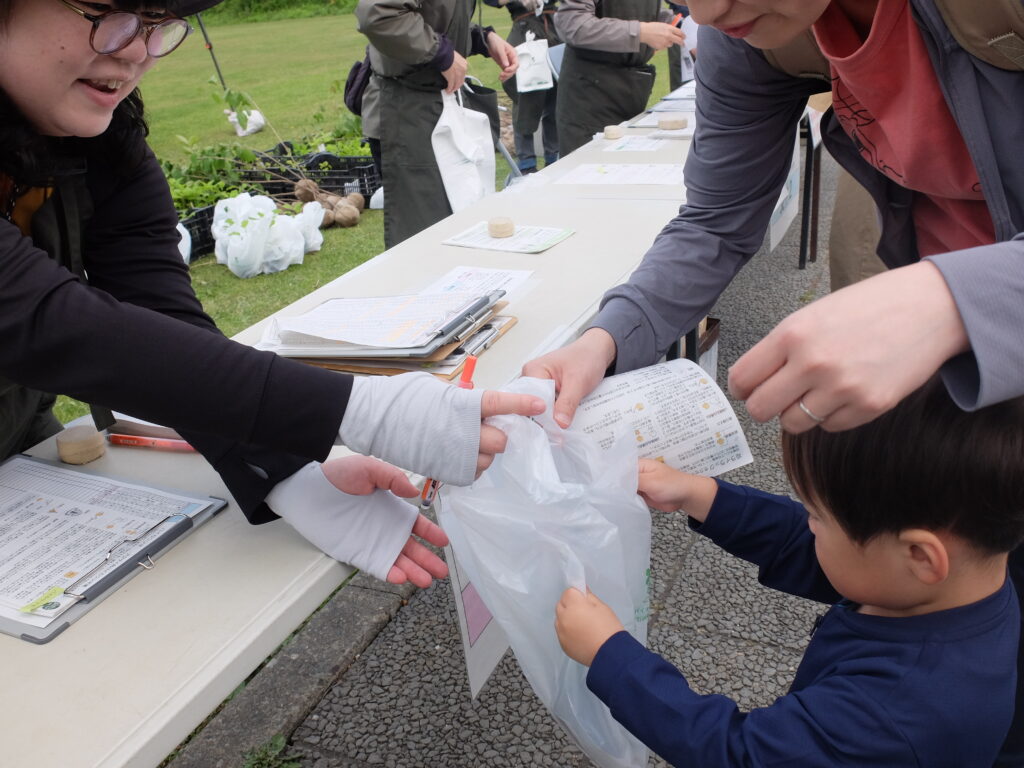 2025年記念樹プレゼント－引き換え会場の様子