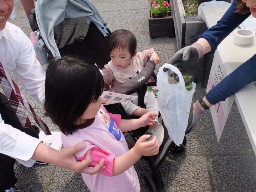 2025年記念樹プレゼント－引き換え会場の様子