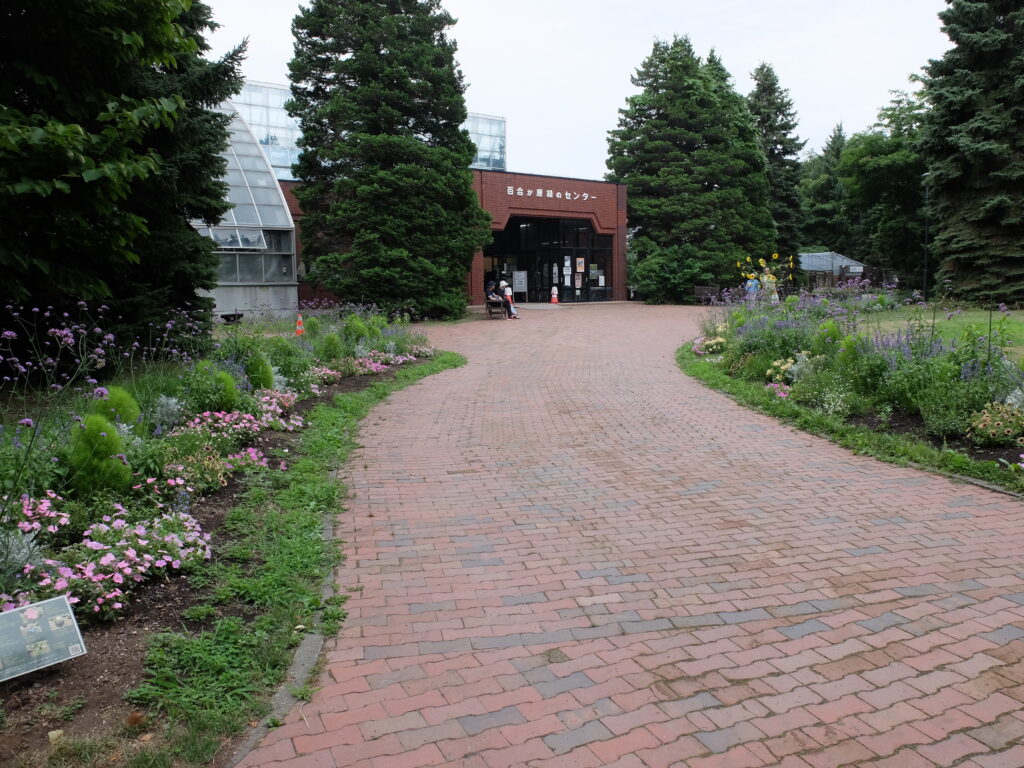 百合が原公園　温室前一年草花壇の様子