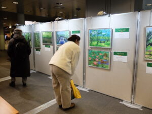 緑の絵展示の様子