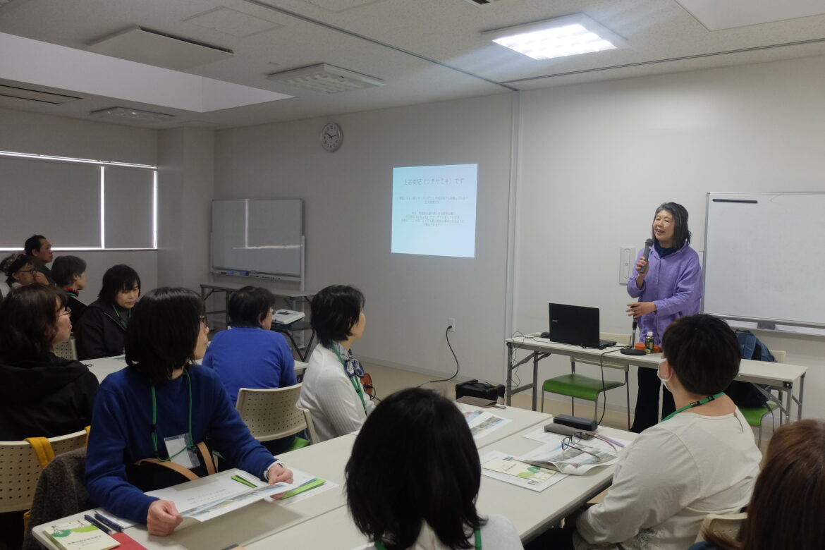 講師が受講者の前で挨拶をしているところ
