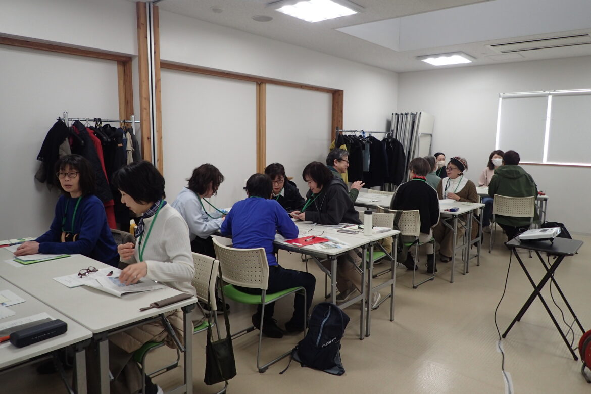 4人づつのグループに分かれて自己紹介をしている様子