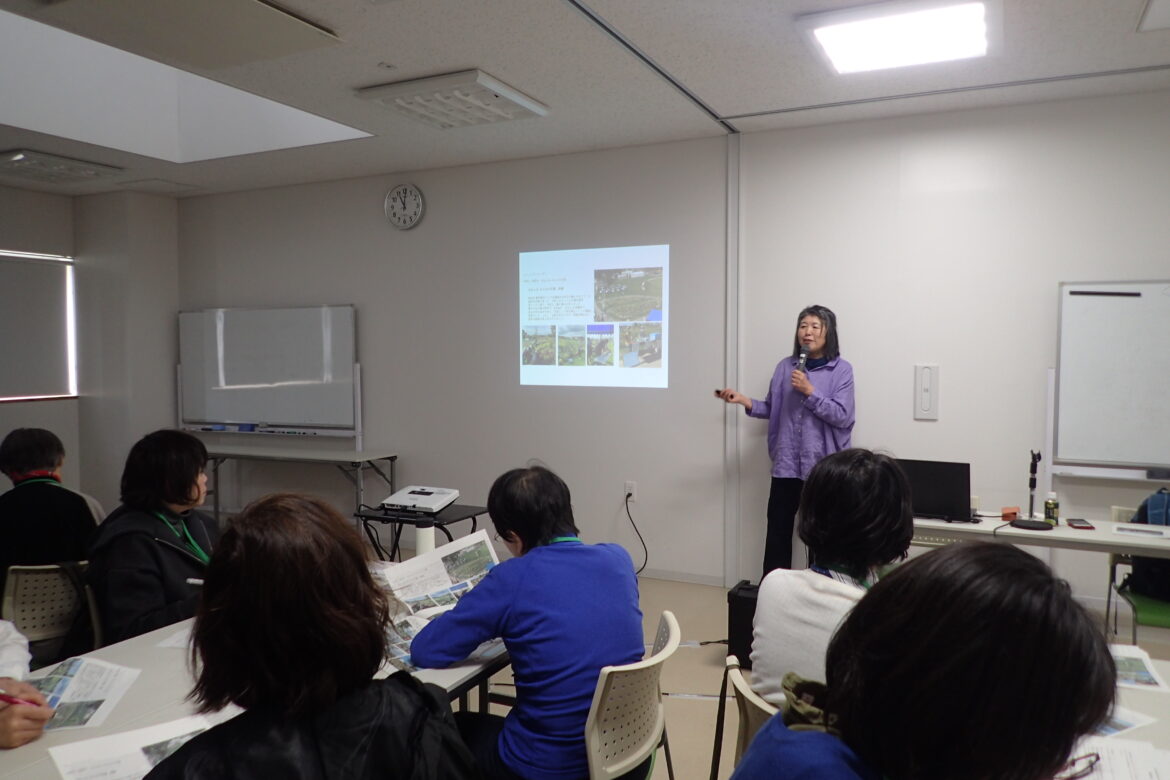 講師がプロジェクターを使って講義する様子