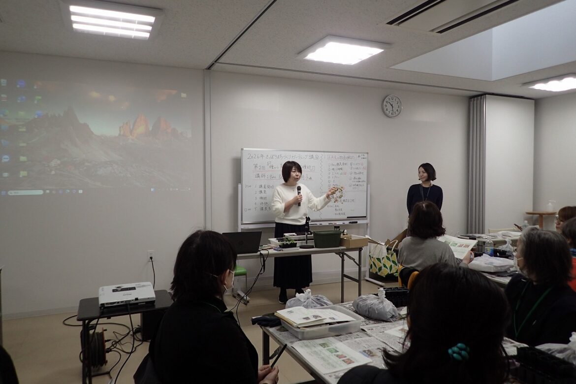 講師が受講者の前で挨拶しているところ