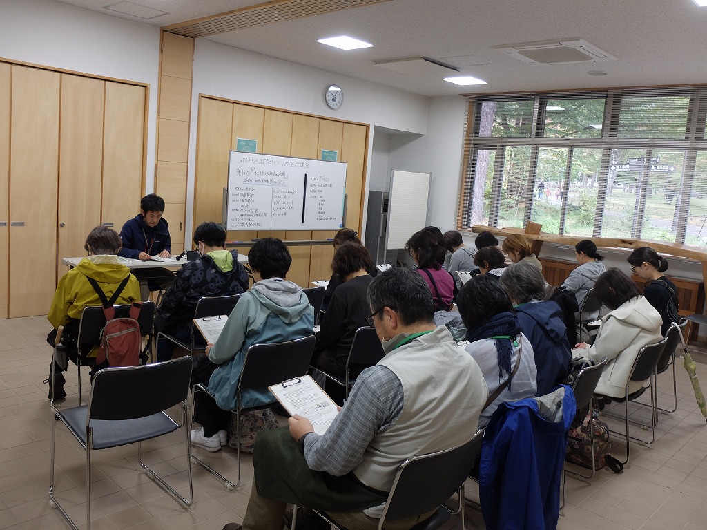 パークセンター内で、講師と受講者が椅子に座り座学を行う様子