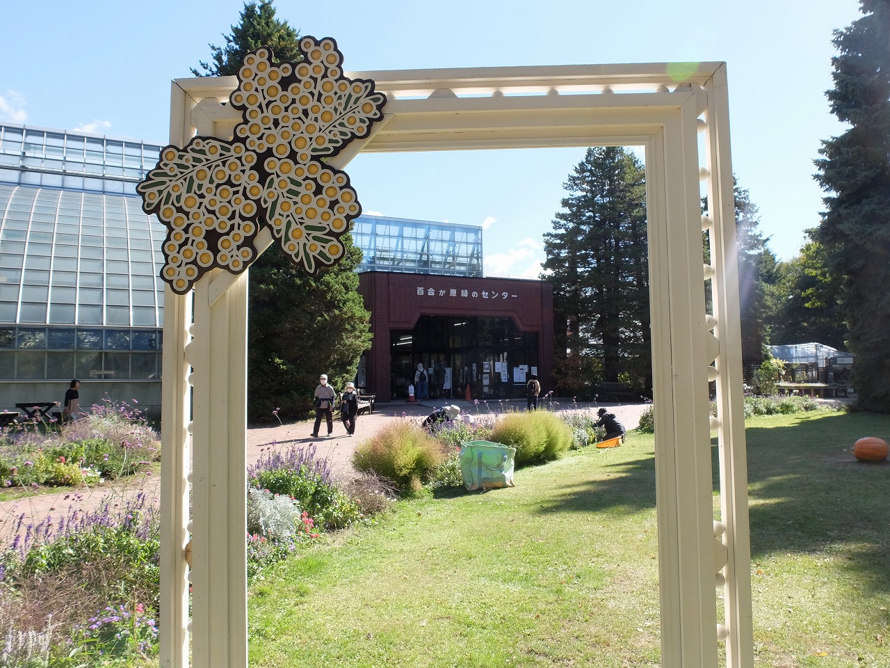 写真用の大きなフレームに収まった花壇