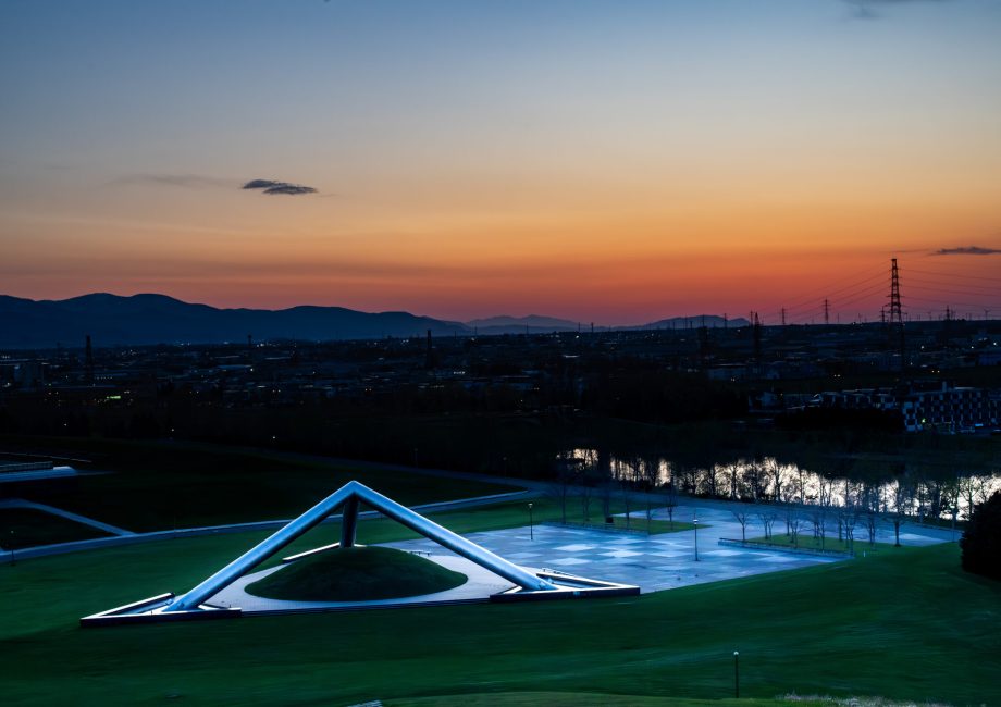 001_夕陽に輝くテトラマウンド_モエレ沼公園