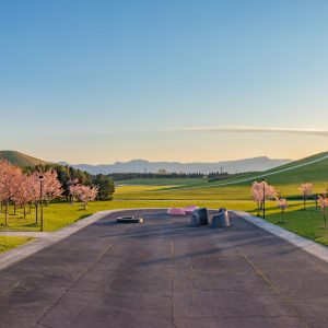 140_夕焼けに染まるモエレと桜/モエレ沼公園
