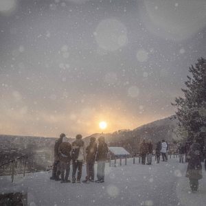 394_雪降る日と初日の出/旭山記念公園