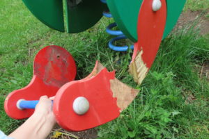 壊れた遊具の写真