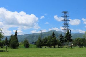 芝生広場から見た鉄塔と手稲山の写真