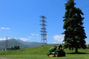 乗用芝刈り機のある景観