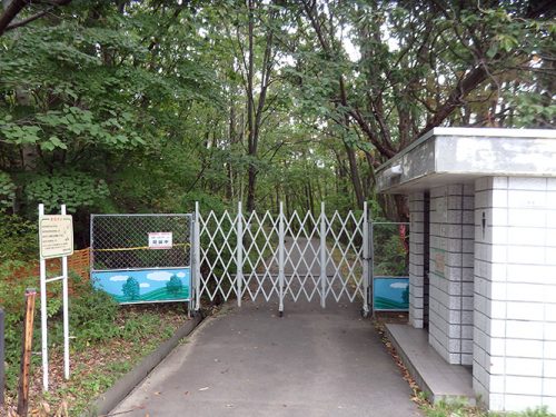 フェンスによる入口閉鎖（少年野球場側）