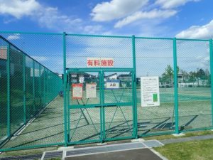 テニスコート入り口