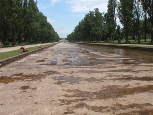 「カナールの水を抜いています」の画像